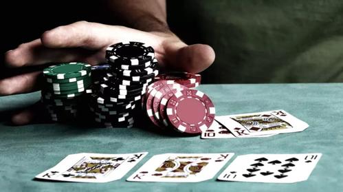 ポーカーの手札対決：自分と相手のカード